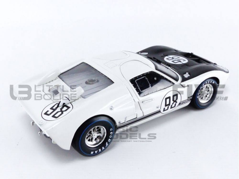 White 1/18 Diecast Car Model G25974