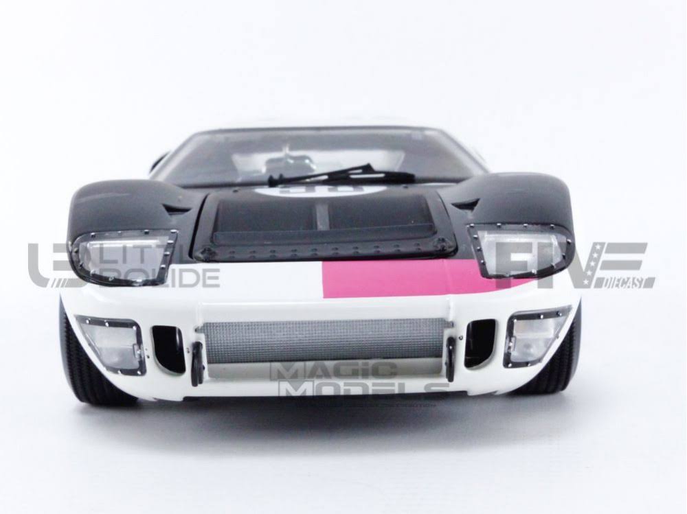 White 1/18 Diecast Car Model G25974