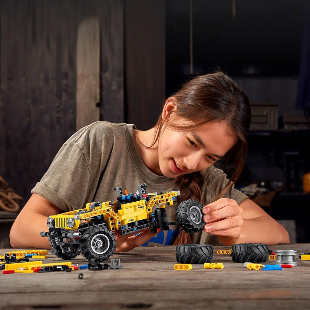 LEGO Technic Jeep Wrangler 4x4 Toy Car 42122 Model Building Kit L953571