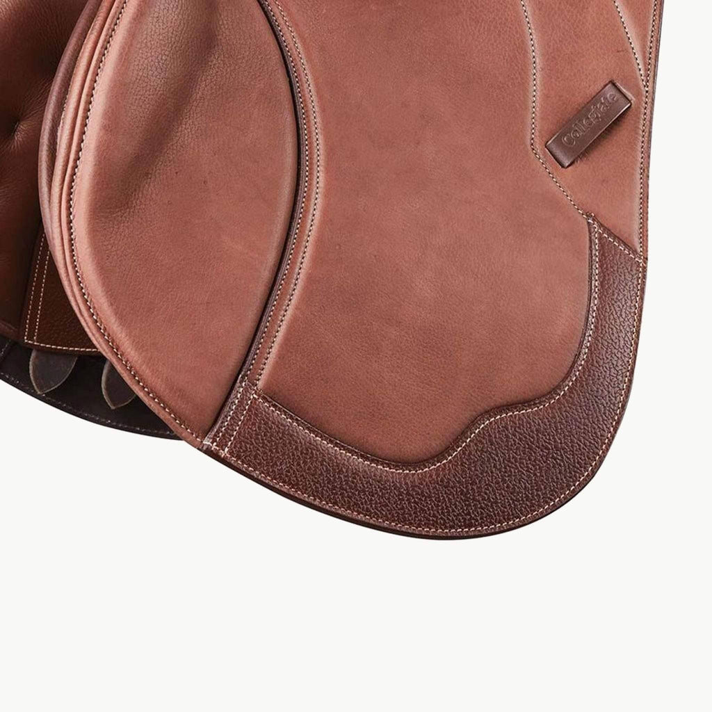 Black Close Contact Saddle V6089