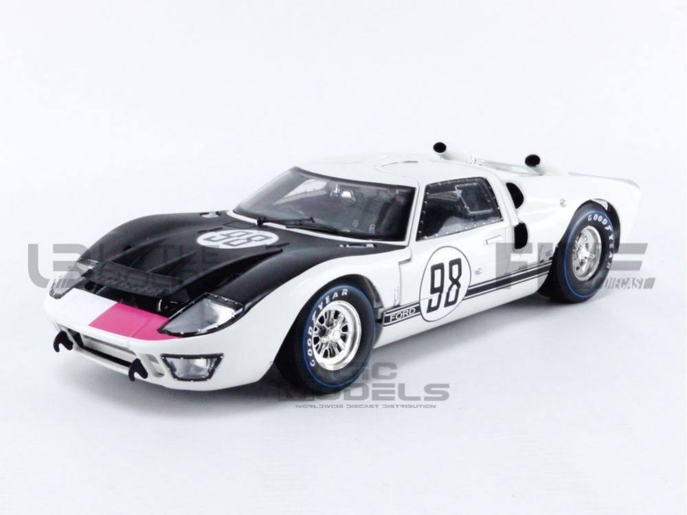 White 1/18 Diecast Car Model G25974