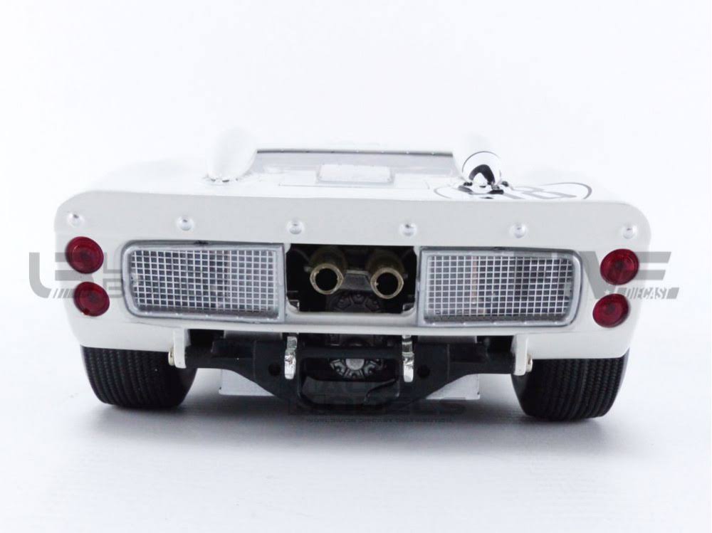 White 1/18 Diecast Car Model G25974