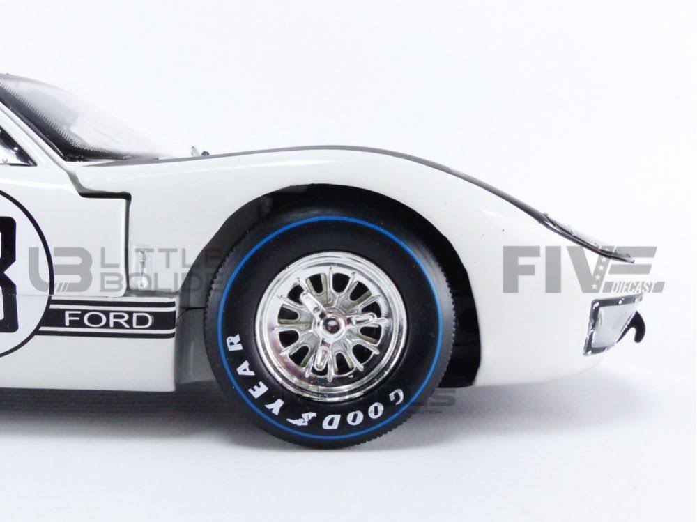 White 1/18 Diecast Car Model G25974