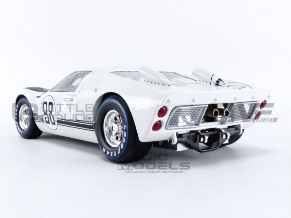 White 1/18 Diecast Car Model G25974