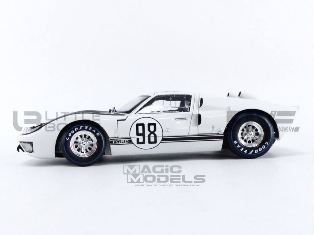 White 1/18 Diecast Car Model G25974